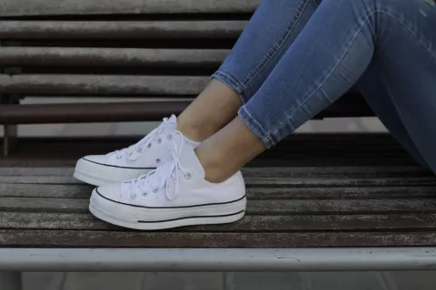 Zapatillas blancas: ideas para combinar el ítem de moda de la temporada 2023 Zapatillas blancas: así las podés dejar impecables.