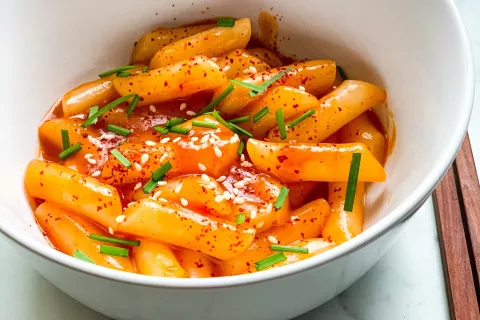 K-dramas: estos son los lugares a los que podés ir a comer si sos fan de las series coreanas Tteokbokki son unos ñoquis de arroz con salsa picante.