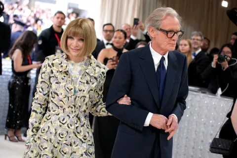Anna Wintour: por qué tomó una mala decisión en la MET Gala 2023 Anna Wintour junto a Bill Nighy, en la MET Gala 2023.