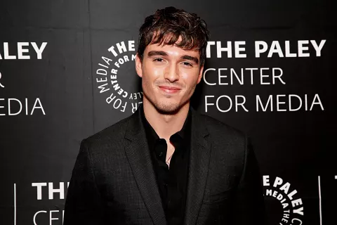 Queen Charlotte: 6 cosas que no sabías sobre Corey Mylchreest, el actor que da vida al Rey Jorge Corey Mylchreest durante la premiere de Queen Charlotte.