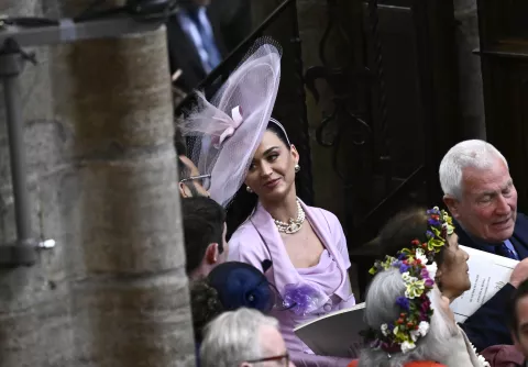 Coronación Carlos III: el homenaje de Katy Perry a Vivienne Westwood Katty Perry fue una de las artistas invitadas a la coronación del Rey Carlos III.