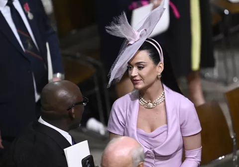 Coronación Carlos III: el curioso accesorio que Katy Perry llevó en honor a Vivienne Westwood Katy Perry fue una de las pocas celebrities internacionales en participar de la ceremonia.
