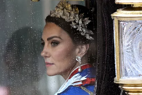 Kate Middleton: su homenaje a la princesa Diana durante la coronación de Carlos III Kate Middleton en el carruaje en el que llegó a la coronación de Carlos III.