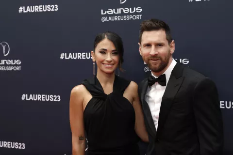 Anto Roccuzzo: el look total black que recordó al icónico vestido de Miley Cyrus Anto Roccuzzo y Lio Messi durante la alfombra roja.