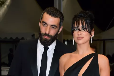 Dua Lipa en Cannes: el hermoso vestido negro con cut out que usó durante el festival Dua Lipa presentó, oficialmente, a su novio durante el Festival de Cannes.
