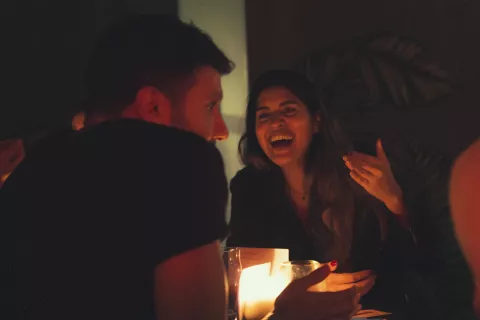 Speed dating: la tendencia en citas que vuelve con muchísima fuerza Nos sumamos a la experiencia del speed dating y te contamos cómo nos fue.