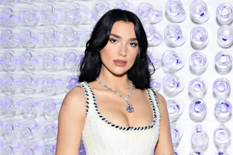 Dua Lipa anunció que hará una colección para Versace Dua Lipa.