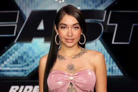 María Becerra lució un impresionante look con brillos para la avant premiere de Rápidos y Furiosos X María Becerra.
