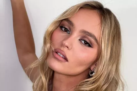 Lily-Rose, la hija de Johnny Depp, confirmó su relación con una reconocida rapera Lily-Rose, la hija de Johnny Depp, oficializó su relación con esta reconocida cantante.