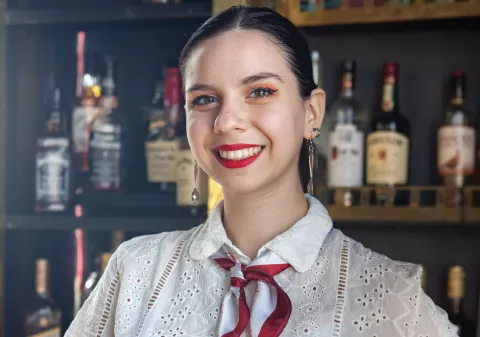 Luciana Anzoategui, la bartender de 21 años que tenés que conocer luciana-bartender-abre.jpg