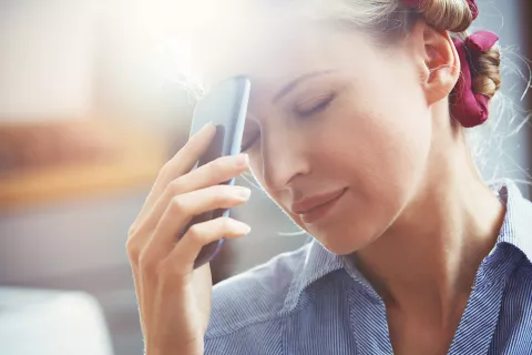 Doomscrolling, la necesidad permanente de consumir noticias malas: ¿cómo prevenirnos? Mujer con malestar