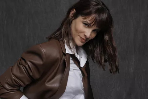 Charla con Mica Riera: ¿qué le dijo Fabi Cantilo antes de interpretarla en El amor después del amor? Mica Riera tiene 31 años y se hizo conocida en el medio por sus papeles en Consentidos, Señales del Fin del Mundo, Educando a Nina y El Encargado, entre otros proyectos.