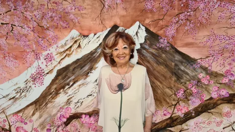 La dramática historia de Julia Funai, la artista que a sus 79 años pinta los murales más grandes del mundo La artista Julia Funai, en una exposición en el Jardín Japonés.