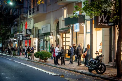 La Noche del Diseño en Recoleta: Arenales se convierte en la Warnes de la deco Una postal de La Noche del Diseño del año pasado.