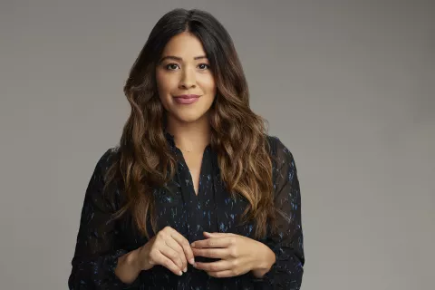 Disponibles en streaming, estas son 8 geniales series que seguramente nadie te recomendó mirar Gina Rodríguez protagoniza No estoy muerta todavía.
