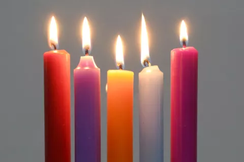 Velas de dos colores: ¿cuál prender según tu intención? Velas de dos colores: cuál prender según tu intención.