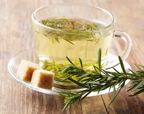 Té de romero: para qué sirve esta infusión que se volvió un clásico Té de romero: para qué sirve