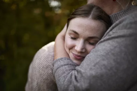 Por qué "hablar por hablar" puede afectar nuestra salud mental Abrazar
