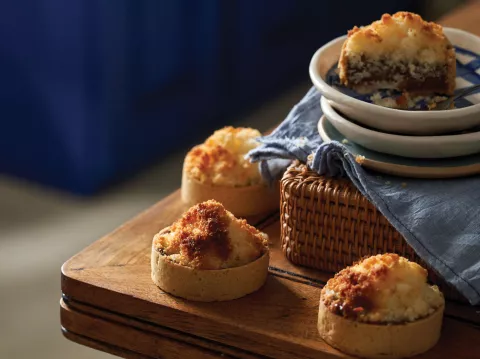 Tarta de coco y dulce de leche: una receta premiada en Francia Tartín de coco y dulce de leche.