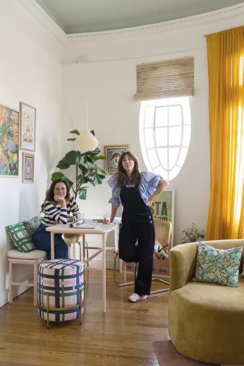 Deco: así es la colorida casa estampada de The Dignanis, dos hermanas creativas y emprendedoras Para el living circular, eligieron un sillón curvo (Estée Deco) y almohadones con estampas de diseño propio. El puf también tiene su huella.