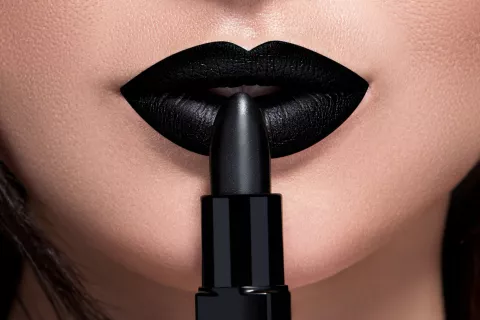 Labiales negros: cómo llevar la última tendencia de maquillaje de 2023 Labiales negros: la nueva tendencia que se impone en 2023.
