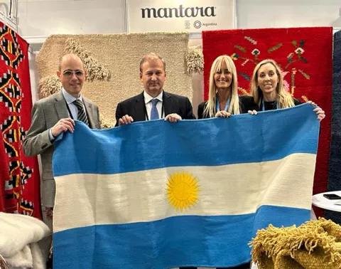 Fue a exponer a Nueva York y le retuvieron sus alfombras artesanales en la Aduana Carolina Pavetto entregó una bandera argentina hecha a mano en la exposición en Nueva York.
