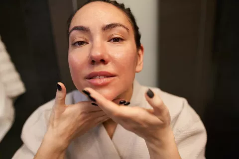 Masajes faciales: una rutina de 4 pasos que podés hacer todas las mañanas Yoga facial: una rutina de 4 pasos para hacer a la mañana.