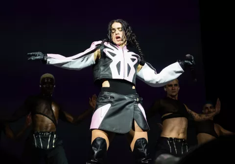 Rosalía presentó Tuya, la canción que hablaría de su supuesto romance con Hunter Schafer Rosalía presenta Tuya, su nueva canción