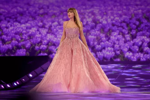 Taylor Swift en Argentina: más de 3 millones de fans estuvieron en la fila virtual para sus entradas Taylor Swift: las swifties esperan su show en Argentina relanzando su canción Agosto.