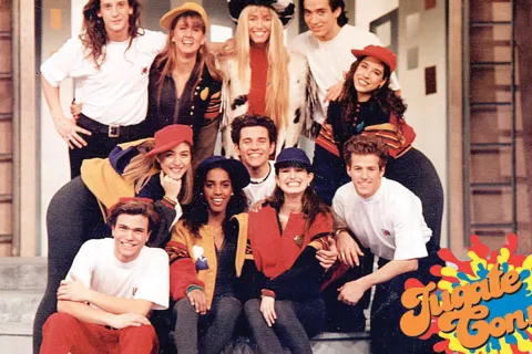 Jugate conmigo: a 32 años del éxito de Cris Morena, qué fue de la vida de sus integrantes El staff original de Jugate conmigo, en 1991.