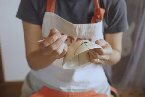 Kintsugi, la técnica japonesa que ayuda a explicar las heridas emocionales Hay una fábula que explica muy bien qué nos sucede con las heridas emocionales: la fábula o técnica de Kintsugi.
