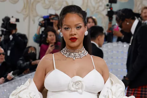 Rihanna: así es el impresionante reloj de más de medio millón de euros que llevó al desfile de Louis Vuitton Rihanna: así es el impresionante reloj de más de medio millón de euros que llevó al desfile de Louis Vuitton.