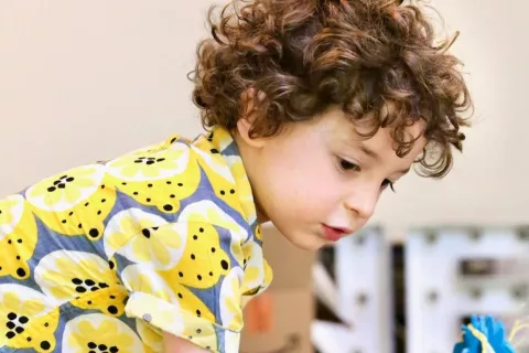 Max Alexander tiene 7 años y diseña vestidos desde los 4.