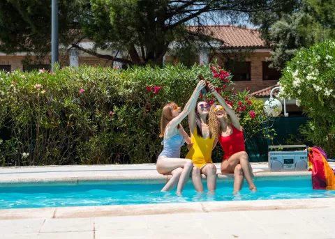 Llega el verano y España se llena de argentinos: guía con lo mejor de Madrid ¿A qué piscinas podés ir en Madrid?