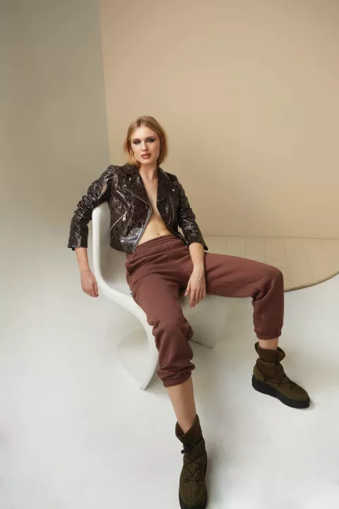 Moda: 10 looks para que te inspires y sumes el color marrón a tu guardarropas Chaqueta de cuero y jogging (Las Pepas, $169.900 Y $29.900), botas (Gusmán, $72.900).