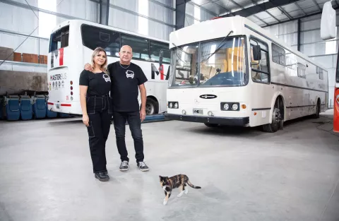 Padre e hija construyen motorhomes: “Quería que mi papá trabajara de esto porque lo hace feliz” Padre e hija construyen motorhomes: “Quería que mi papá trabajara de esto porque lo hace feliz”.