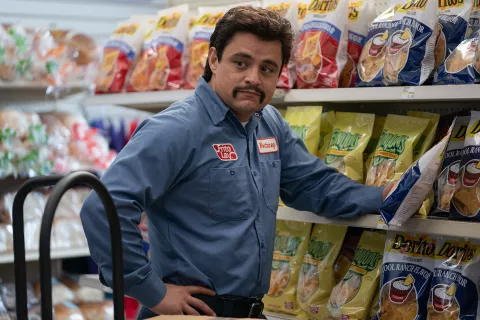 Flamin' Hot: la película que narra la controvertida historia real de un reconocido snack picante Richard Montañez, un conserje que cambió la historia de los aperitivos.