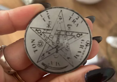 Amuletos de la suerte: estos son los más poderosos Los amuletos de la suerte son objetos que nos pueden ofrecer protección y colaborar con la manifestación de las intenciones.