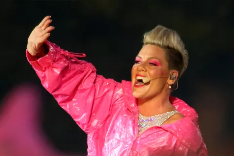 Lanza las cenizas de su madre durante el concierto de Pink: "No sé cómo tomármelo" Pink vivió una insólita situación al recibir un bizarro regalo por parte de uno de sus seguidores.