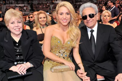 Shakira: la tierna foto que le dedicó a su mamá Shakira junto a sus padres.