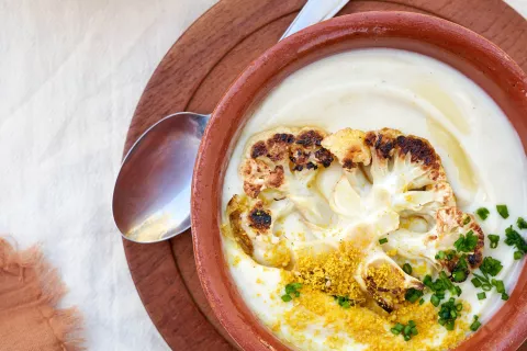 Sopa de coliflor: súper sabrosa, el paso a paso para prepararla en casa Sopa de coliflor y almendras.