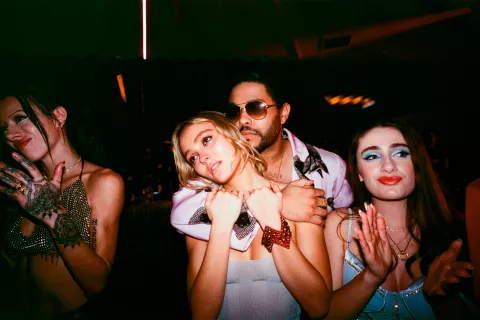 Según la crítica especializada, estas son las 5 peores series de 2023 que nadie debería mirar Abel "The Weeknd" Tesfaye y Lily-Rose Depp en The Idol.