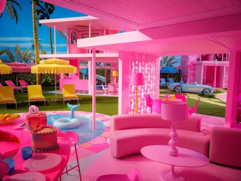 La casa de Barbie en Malibú estará disponible en Airbnb: cómo alquilarla Parece una mansión victoriana, con sillones Philippe Starck.