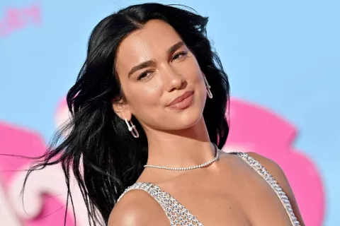 Dua Lipa: el sensual look transparente que eligió para el estreno de Barbie Dua Lipa sorprendió a todos son su increíble look en el estreno de Barbie.