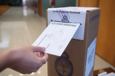 Voto en blanco: ¿es verdad que beneficia al ganador? Plebiscito: qué es, para qué sirve y por qué Milei podría pedirlo.