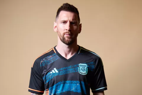Messi posó con la camiseta de la Selección Argentina Femenina Messi posó con la camiseta de la Selección Argentina Femenina y les hizo el aguante en la previa del Mundial.