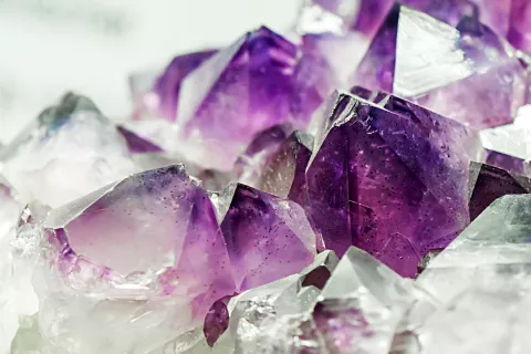 5 cristales que podés usar para potenciar tu intuición Punta de amatista, uno de los cristales que pueden potenciar tu intuición.