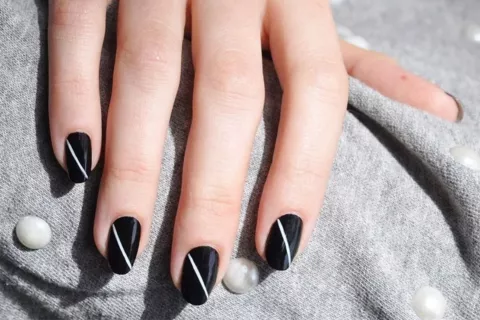 Nail art: 6 diseños de uñas negras, ideales para el día y la noche 6 diseños de uñas negras que te van a copar.