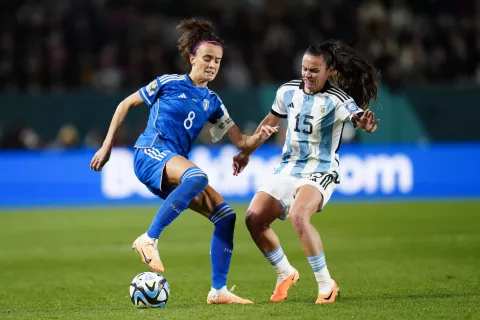 Cuándo vuelve a jugar la Argentina en el Mundial Femenino 2023: día, horario y TV La italiana Barbara Bonansea, a la izquierda, y la argentina Florencia Bonsegundo luchan por la pelota en el debut de Argentina.
