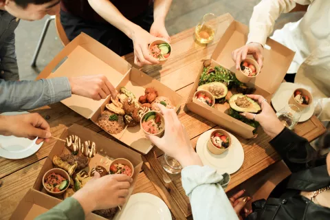 Cuatro tendencias sustentables para el envasado de alimentos Envases sustentables para los alimentos.